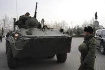 Putin lệnh kiểm tra quân đội, xe bọc thép Nga xuất hiện ở nam Ukraine