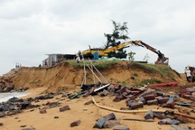 Sóng lớn “xóa sổ” khu sửa chữa tàu thuyền lớn nhất tỉnh Phú Yên