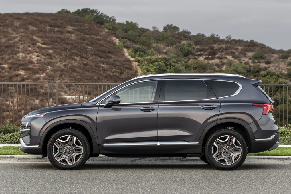 Hyundai Santa Fe 2024 lăn bánh trên phố, dáng quá giống Land Rover - 3 Hyundai Santa Fe 2024 lăn bánh trên phố, dáng quá giống Land Rover - 3