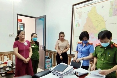 Bắt nữ Giám đốc Trung tâm Quản lý đất đai Điện Biên Phủ