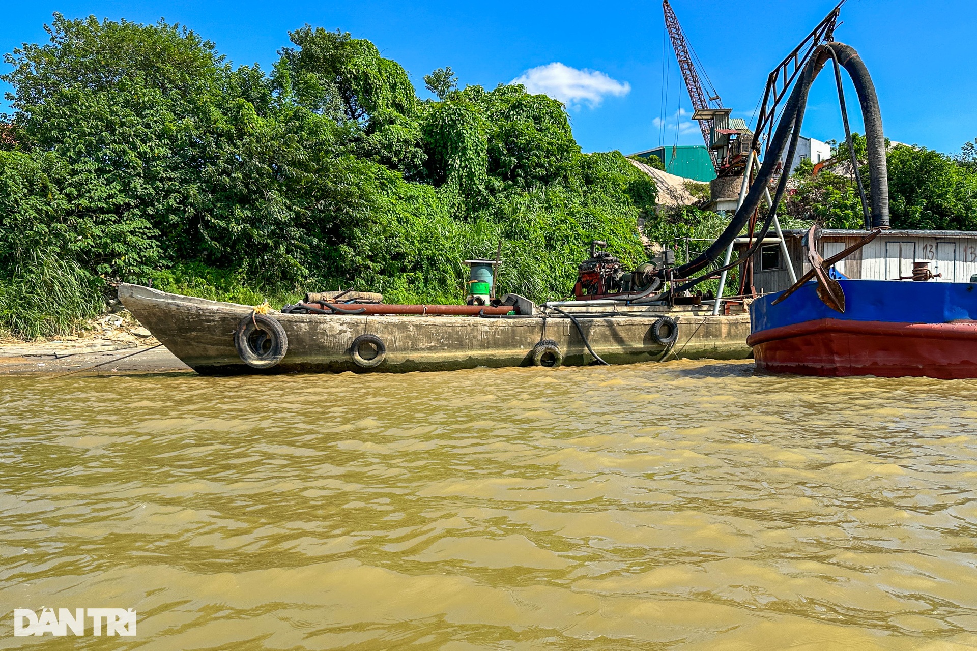 Hiện trường nơi phát hiện thi thể cô gái bị phân xác ở sông Hồng - 4