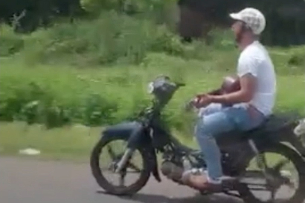 Thanh niên tay đánh đàn, chân lái xe máy lao vun vút trên quốc lộ - 1 Thanh niên tay đánh đàn, chân lái xe máy lao vun vút trên quốc lộ - 1