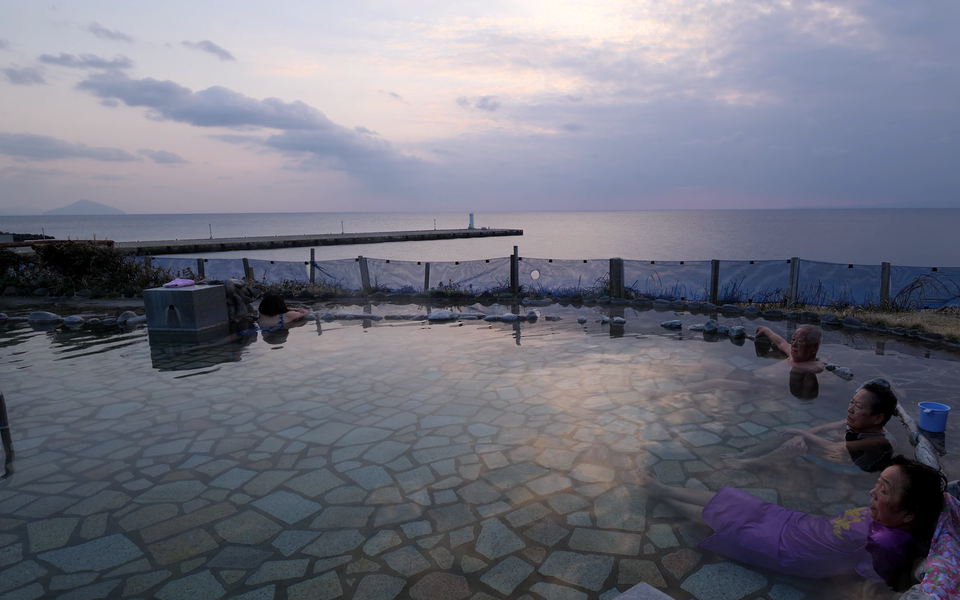 Hồ tắm onsen ngoài trời trên đảo Izu Oshima lưng tựa núi, mặt giáp biển - 5 Hồ tắm onsen ngoài trời trên đảo Izu Oshima lưng tựa núi, mặt giáp biển - 5