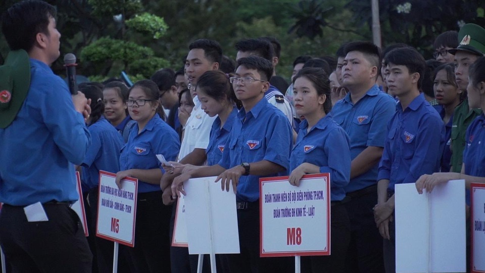 Hàng ngàn ngọn nến thắp sáng nghĩa trang trong đêm tri ân liệt sĩ - 4 Hàng ngàn ngọn nến thắp sáng nghĩa trang trong đêm tri ân liệt sĩ - 4