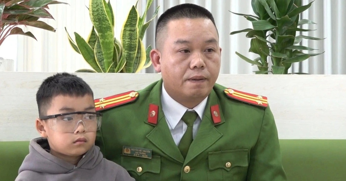 View - Trưởng Công an xã cứu cậu bé nơi bản nghèo thoát khỏi cảnh mù lòa | Báo Dân trí