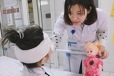 Bé gái 6 tuổi bị chó nhà tấn công nát mặt