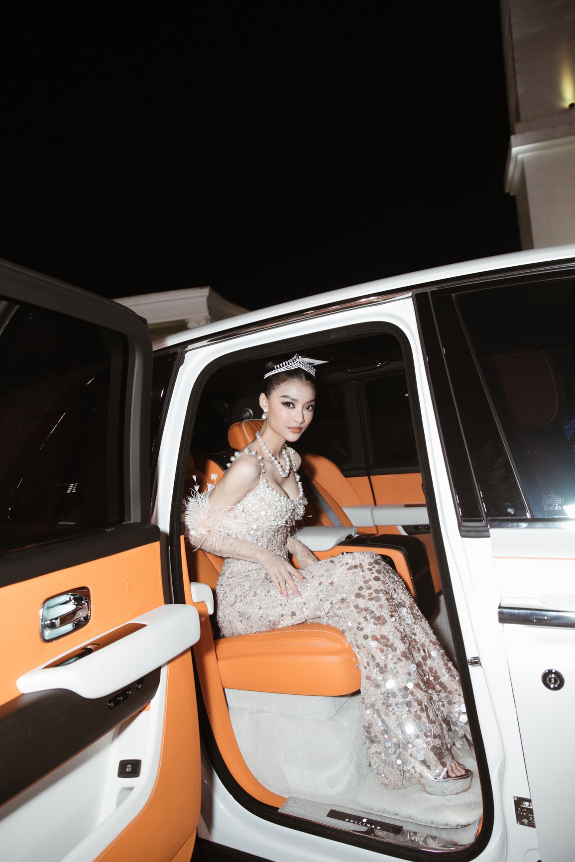 Cận cảnh dàn siêu xe đưa đón Thùy Tiên, Đỗ Mỹ Linh và loạt hoa hậu - 11