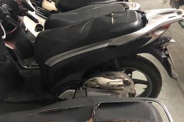 Hà Nội: Hàng loạt xe máy trong khu chung cư bị rạch nát yên