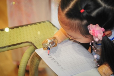 Cảm phục tấm gương cô bé không chân tay vẫn ham học