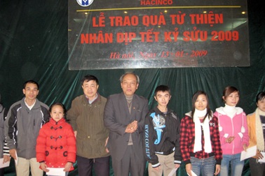 Làng sinh viên Hacinco tặng học bổng cho sinh viên nghèo