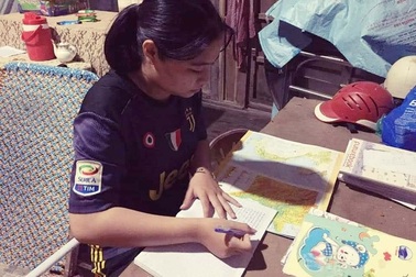 Nữ sinh mồ côi cha mẹ được bạn đọc báo Dân trí tiếp sức đến trường