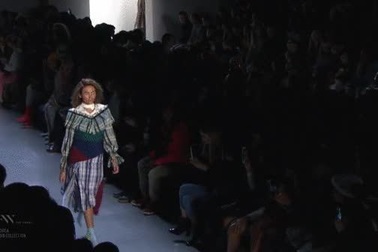 Võ Hoàng Yến sải bước trên sàn catwalk quốc tế sau khi thu nhỏ vòng 1