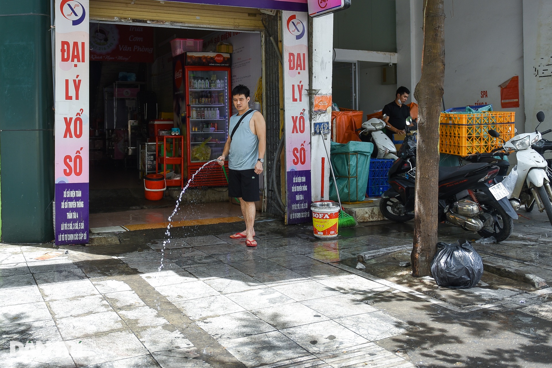 Trùm khăn ướt, đeo mặt nạ trong ngày Hà Nội nắng nóng 40 độ C - 7 Trùm khăn ướt, đeo mặt nạ trong ngày Hà Nội nắng nóng 40 độ C - 7