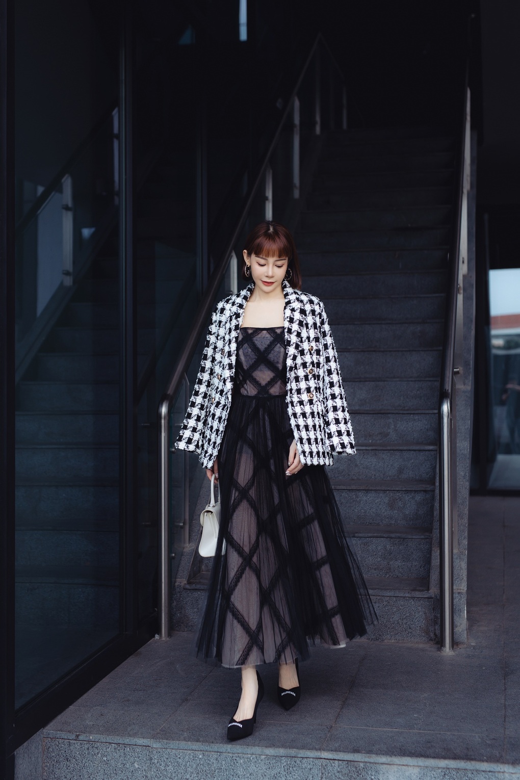 Hoa hậu Hải Dương phối trang phục trẻ trung xuống phố - 5