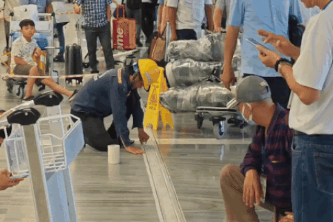 Vừa đón khách, vừa trát nền tại ga T3 Tân Sơn Nhất