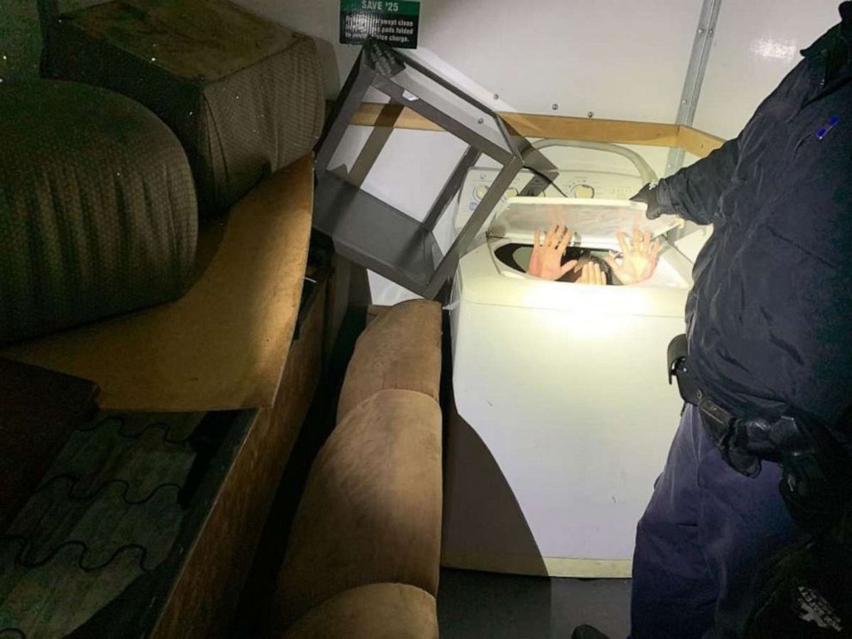 11 người trốn trong máy giặt, tủ quần áo để nhập cư vào Mỹ - 1 11 người trốn trong máy giặt, tủ quần áo để nhập cư vào Mỹ - 1