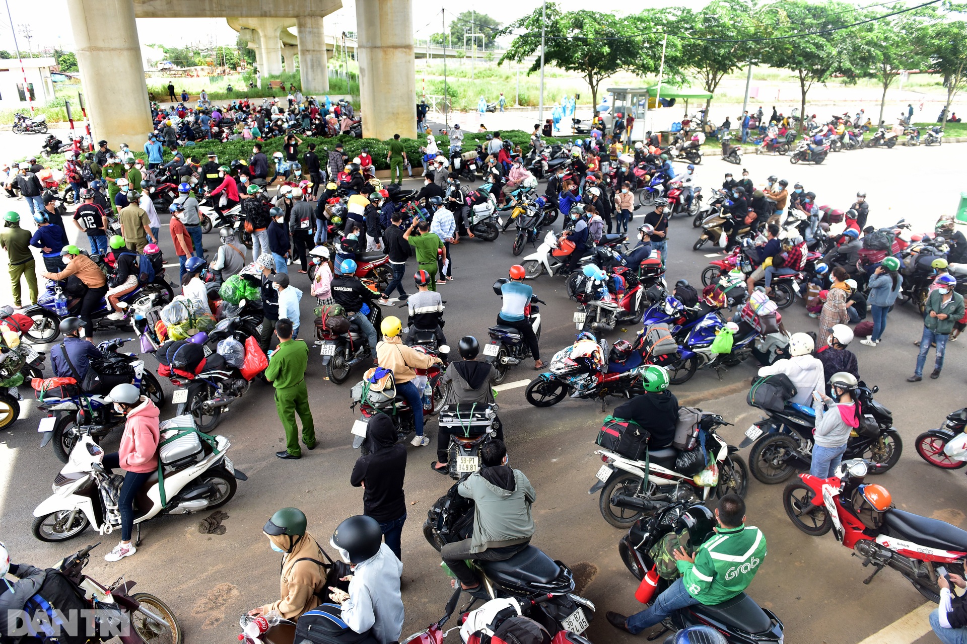 Lực lượng tuần tra dẫn đoàn người ở cửa ngõ định về quê quay trở lại TPHCM - 1 Lực lượng tuần tra dẫn đoàn người ở cửa ngõ định về quê quay trở lại TPHCM - 1