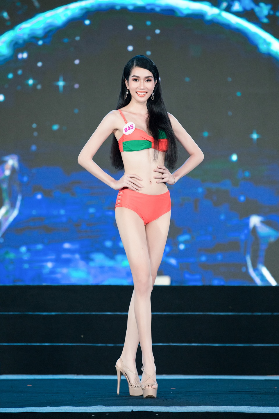 Top 40 Hoa hậu Việt Nam 2020 trình diễn bikini trên sân khấu đêm bán kết - 9 Top 40 Hoa hậu Việt Nam 2020 trình diễn bikini trên sân khấu đêm bán kết - 9