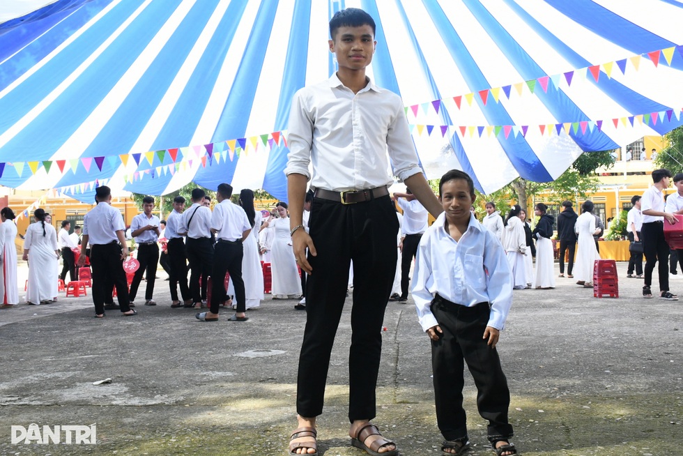Nam sinh lớp 12 khiến nhiều người nhầm là học sinh lớp 1 - 1 Nam sinh lớp 12 khiến nhiều người nhầm là học sinh lớp 1 - 1
