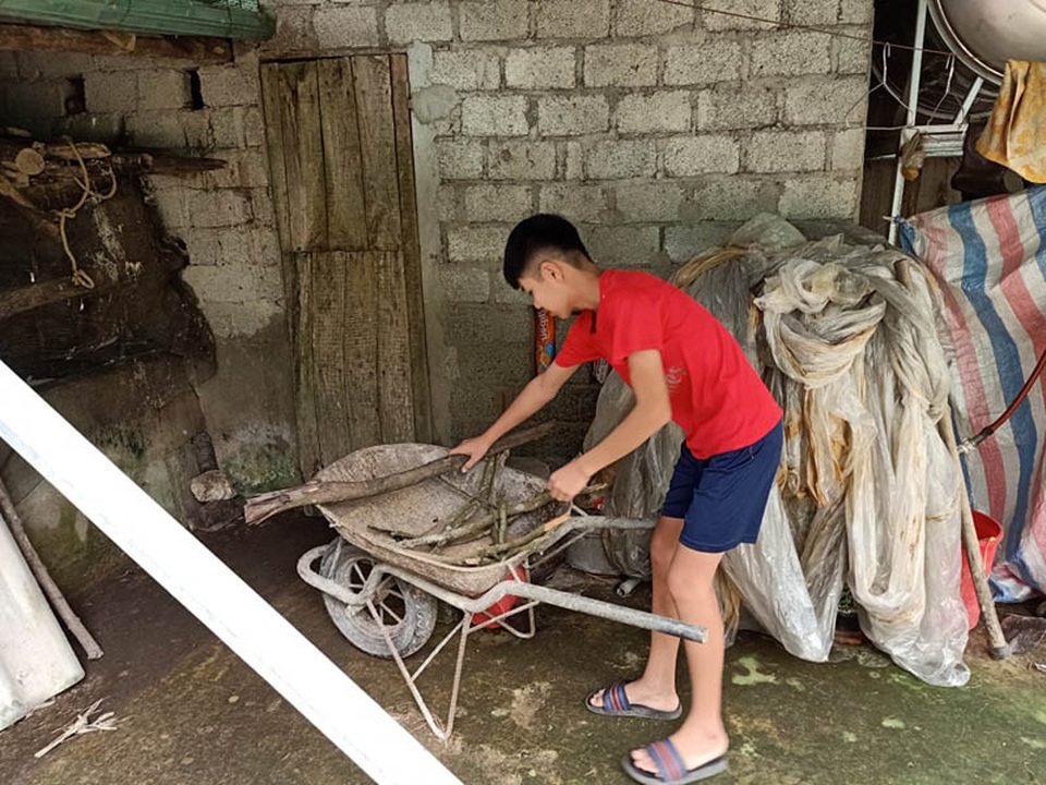 Bạn đọc Dân trí giúp đỡ cậu bé mồ côi cha gồng mình cứu đôi mắt của mẹ - 4 Bạn đọc Dân trí giúp đỡ cậu bé mồ côi cha gồng mình cứu đôi mắt của mẹ - 4