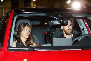 Giành cú đúp danh hiệu, cầu thủ Barcelona dẫn cả vợ con đi “quẩy”