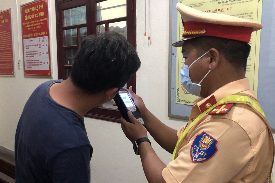 Nhóm thanh niên sử dụng thuốc lắc đang tìm chỗ bay thì bị 911 phát hiện - 1 Nhóm thanh niên sử dụng thuốc lắc đang tìm chỗ bay thì bị 911 phát hiện - 1