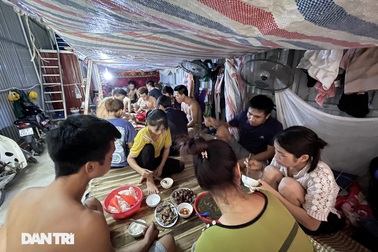 Tâm sự của những công nhân "kẹt" ở Hà Nội trong thời gian giãn cách