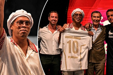 Ronaldinho gây sốt khi ra mắt đội bóng mới ở tuổi 46