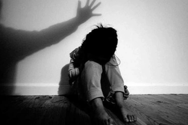 Người mẹ òa khóc đưa con gái 12 tuổi lên công an tố đối tượng hiếp dâm