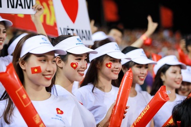 Dàn hot girl chân dài cùng PINACO cổ vũ đội tuyển bóng đá Việt Nam