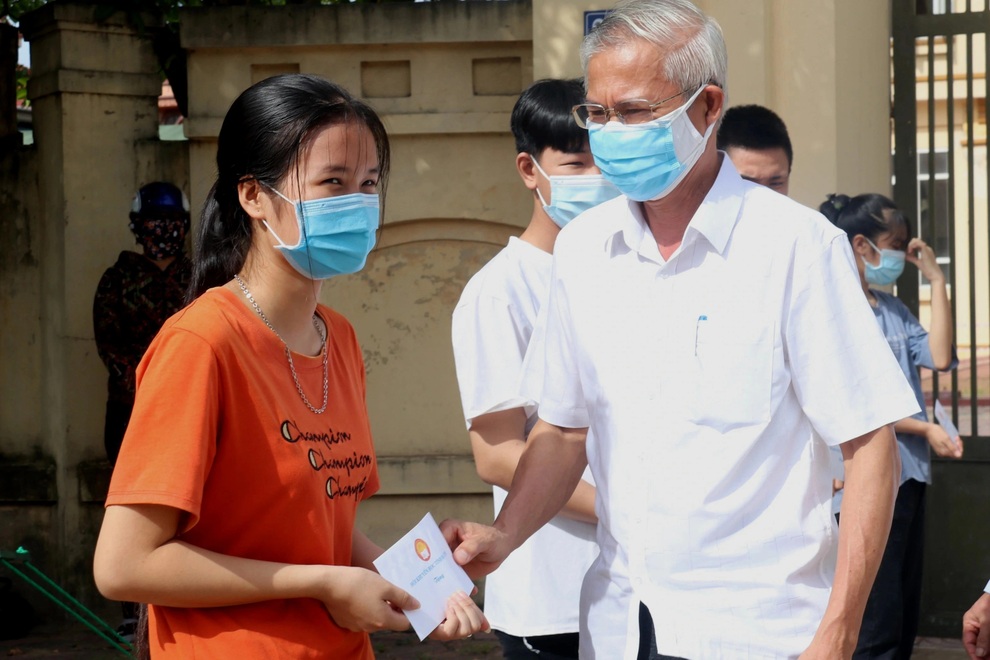 Tặng 1 tỉ đồng giúp đỡ học sinh vùng nóng bởi đại dịch Covid-19 - 1 Tặng 1 tỉ đồng giúp đỡ học sinh vùng nóng bởi đại dịch Covid-19 - 1