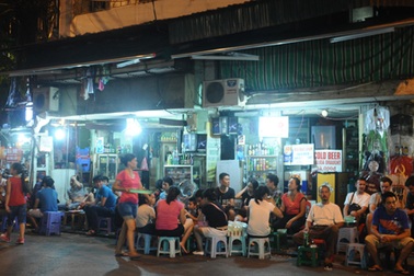 Cận cảnh “thiên đường” bia vỉa hè ăn khách nhất Hà Nội