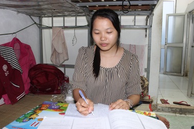 Ngày học, đêm đi cạo mủ cao su kiếm tiền đi thi