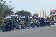 Xôn xao hình ảnh "đoàn người lạ" hộ tống dàn người đẹp giữa phố ở Cửa Lò