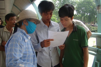 Mỗi thí sinh phải nộp 10 ngàn đồng tiền uống nước và giấy nháp