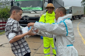 Lực lượng cứu hộ băng rừng mang cơm cho tài xế mắc kẹt ở đèo Lò Xo