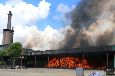 Cháy ngùn ngụt trong nhà máy xử lý rác thải