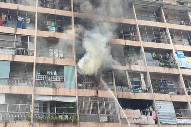 Ký túc xá ở Sài Gòn cháy dữ dội, nhiều người mắc kẹt