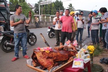 Tài xế mang heo “cúng” trạm thu phí BOT tuyến tránh Biên Hòa