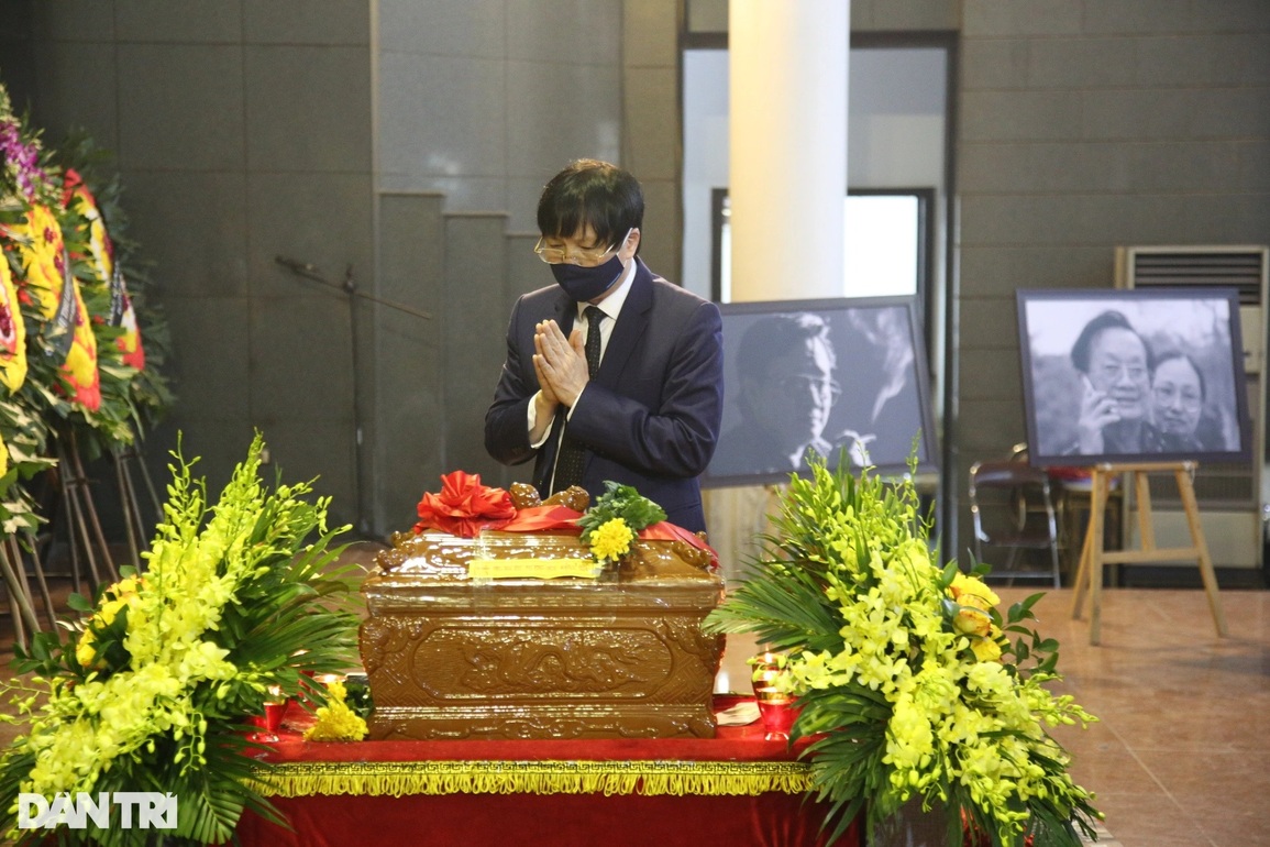 Ca sĩ Mỹ Linh xót xa hát Hoa sữa trong lễ tang nhạc sĩ Hồng Đăng - 11 Ca sĩ Mỹ Linh xót xa hát Hoa sữa trong lễ tang nhạc sĩ Hồng Đăng - 11