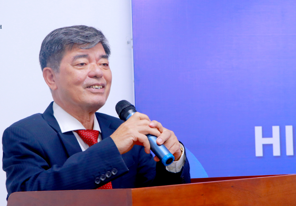 Khai bút đầu xuân: Giáo sư chọn chữ vàng để một năm tốt đẹp, may mắn - 5 Khai bút đầu xuân: Giáo sư chọn chữ vàng để một năm tốt đẹp, may mắn - 5
