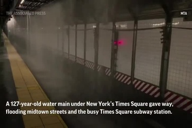 Mỹ: Vỡ đường ống 100 năm tuổi, 7 triệu lít nước rút như thác đổ ngập ga tàu