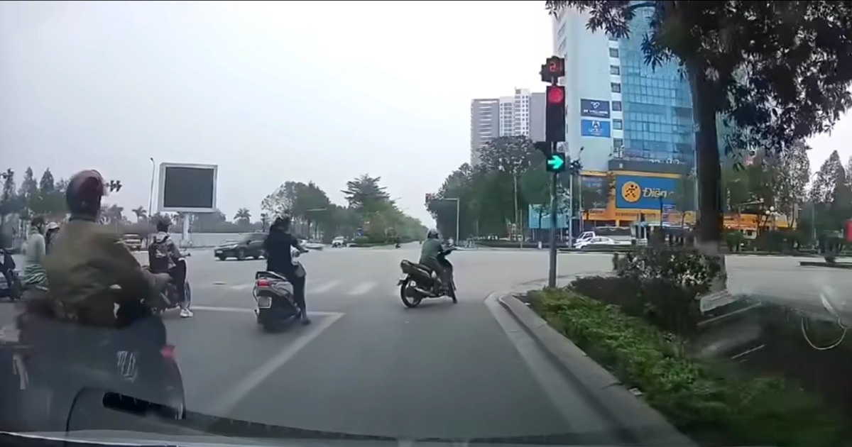 Người đàn ông đi xe máy và hành động dẹp đường "bạo lực" gây tranh cãi