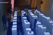 Mải chụp ảnh, khách tham quan phá hủy một loạt tác phẩm đắt tiền