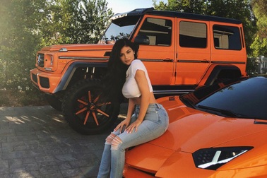 Nữ tỉ phú trẻ đẹp, giàu có nhất thế giới Kylie Jenner mê xe khủng