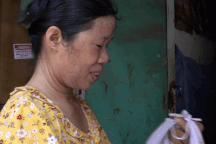 Người dân TPHCM đổ mồ hôi như tắm vì nắng nóng