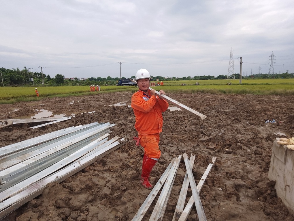 EVNHANOI huy động 200 nhân sự hỗ trợ dự án đường dây 500kV mạch 3 - 2 EVNHANOI huy động 200 nhân sự hỗ trợ dự án đường dây 500kV mạch 3 - 2