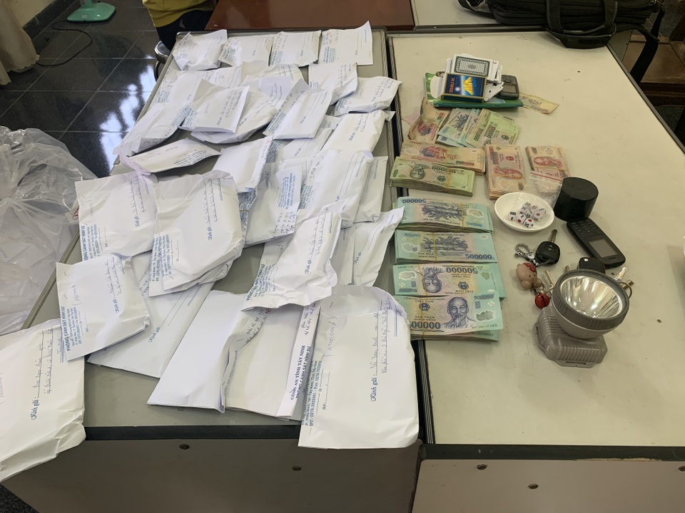 Triệt phá sòng bạc 56 người, thu giữ hơn 560 triệu đồng - 2 Triệt phá sòng bạc 56 người, thu giữ hơn 560 triệu đồng - 2