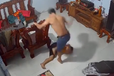 Dân mạng "dậy sóng" đề nghị xử nghiêm người đàn ông đánh bé trai tàn bạo