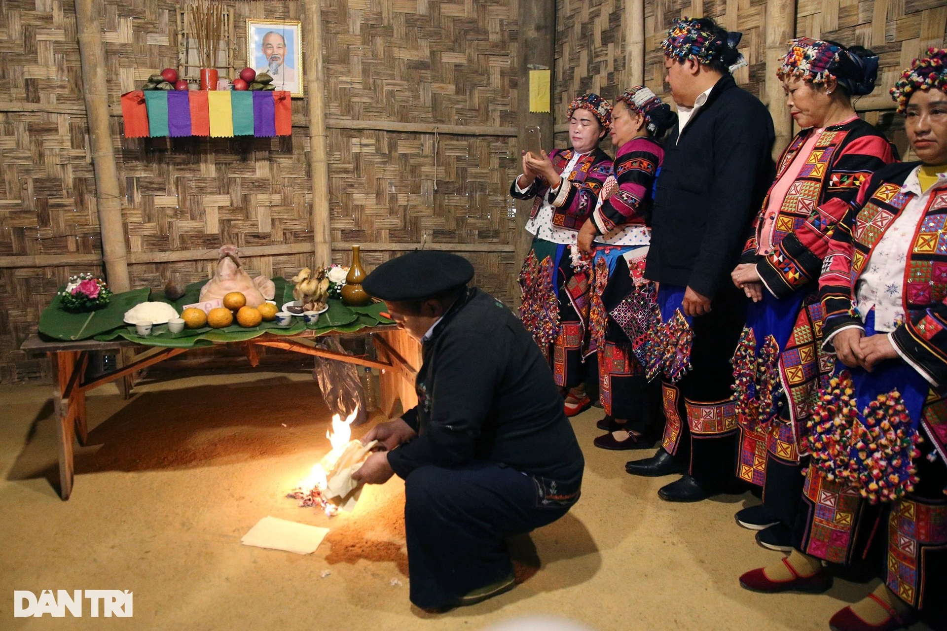 Tại Hà Nội xem tận mắt tục cúng tổ tiên của người Lô Lô ở Mèo Vạc - 9 Tại Hà Nội xem tận mắt tục cúng tổ tiên của người Lô Lô ở Mèo Vạc - 9
